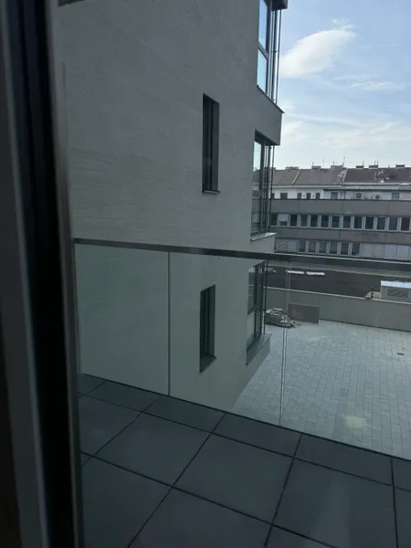 Jepet apartament me qera 2+1 50m2 tek Xhamlliku